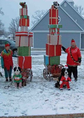 Bill with Kessie (Santa) andBarbie with Balsam (Elf)
At the end of the parade which was dark and COLD!
