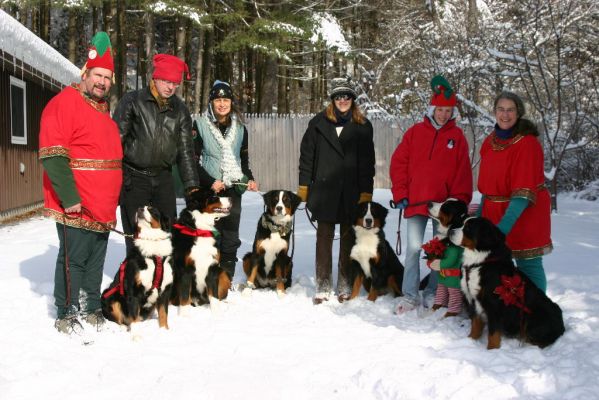 Tennescott Notch Family
Bill Wilczek with Kessie, Les Schoof with Crawford, Connie McDade with Pippi, April Brown with Maggie, Hillary Brown holding Jefferson for Barbie, and Barbie Beck-Wilczek with Mac
