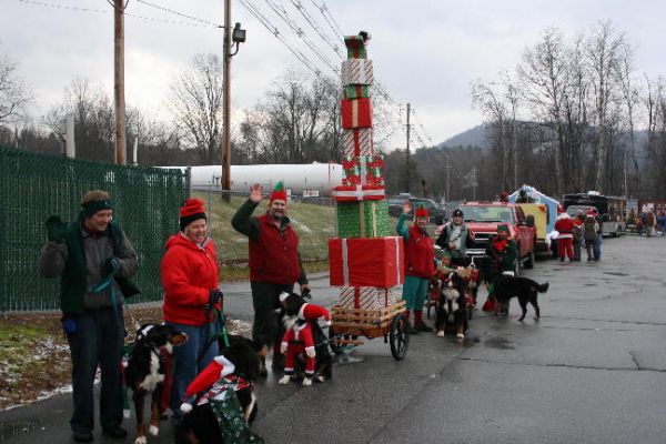 2008 Parade Participants
Peter and Cathy Estes with Liesl, Murray, and Quinlan with their stockings
Bill Wilczek with Kessie and her stack of packages
Barbie Beck-Wilczek with Jefferson as Rudolph pulling Elf Molly McDade
Elf Harry McDade walking Elf Ripley
Connie McDade with beautiful Pippi
